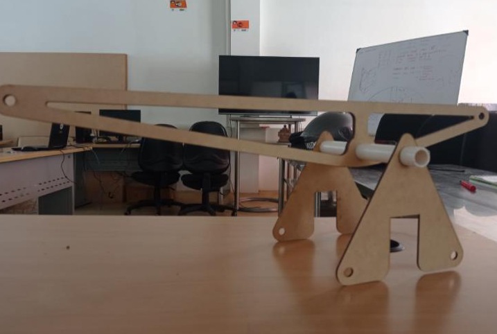 Prototipo físico en MDF cortado con láser.