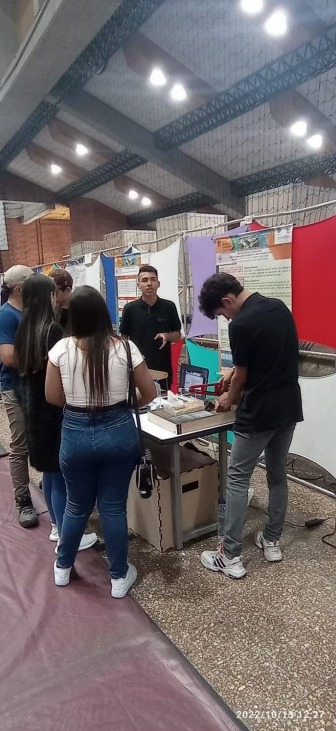Explicando el prototipo al público durante el encuentro.