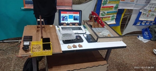 El stand el día de la presentación: balanza, canasta y sistema electrónico en funcionamiento.