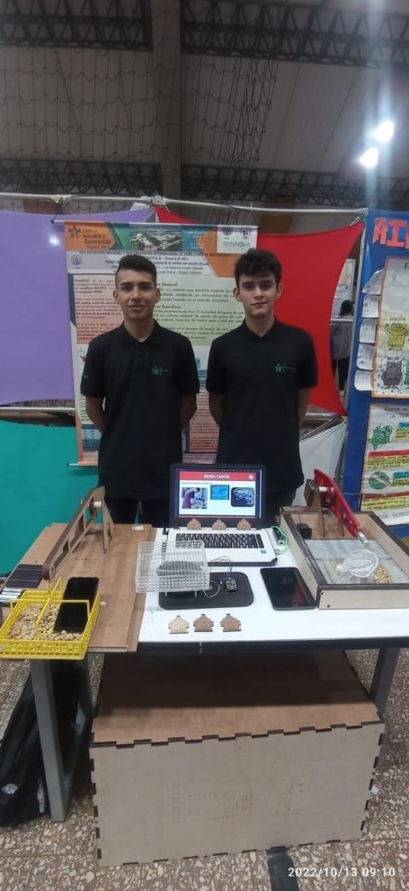 Con Luis Alejandro López Granada frente al póster del proyecto.